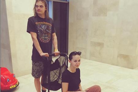 So lässt es sich leben: Wilson Gonzalez Ochsenknecht kutschiert seine Freundin Lorraine beim Shoppingtrip herum