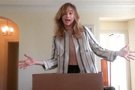 Welche Schätze Suki Waterhouse wohl in diesem Karton hat?