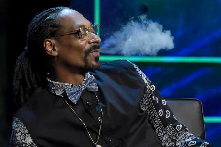 Snoop Dogg genehmigt sich bei einem TV-Auftritt einen tiefen Zug