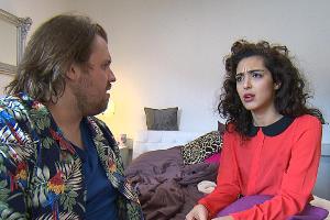 "Köln 50667": Jan hat über die Reise nach Venedig Joleens Geburtstag vergessen und versucht seinen Fehler mit einer halbherz...