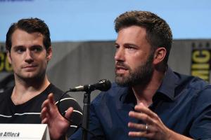 Ben Affleck trägt beim Gespräch mit den Fans auf der Comic Con seinen Ehering