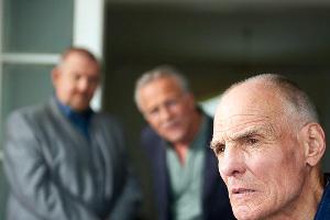 Ballauf (Klaus J. Behrendt) und Schenk (Dietmar Bär) überbringen Jakob Broich (Hans Peter Hallwachs) im "Tatort: Scheinwelte...