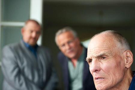 Ballauf (Klaus J. Behrendt) und Schenk (Dietmar Bär) überbringen Jakob Broich (Hans Peter Hallwachs) im 