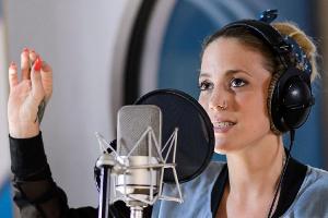 "Alles was zählt": Nach den ersten verpatzten Aufnahmversuchen im Tonstudio gibt Iva nun alles und legt doch noch eine großa...