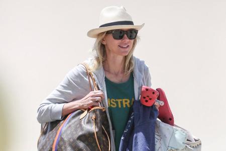 Wie man an ihren prall gefüllten Strandtaschen sieht, überlässt auch Schauspielerin Naomi Watts beim Badeurlaub nichts dem Z...