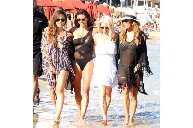 ...einen Schwung ihrer besten Freundinnen, mit denen es die Sängerin so richtig krachen ließ. Kein Wunder - Griechenland bie...