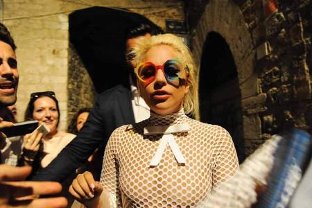 ...Sängerin Lady Gaga ging es da schon eher um das leibliche Wohl. Anfang der Woche wurde sie gesichtet, als sie eine italie...