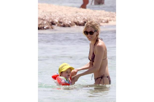 ...Sienna Miller ebenso romantisch zuging? Die erholte sich zumindest auch vor Kurzem auf Formentera - mit ihrem (da noch) V...