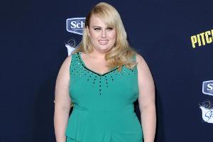 Kurvig wie eh und je - auf dem roten Teppich zeigt Rebel Wilson, dass sie nichts vom Magerwahn in Hollywood hält