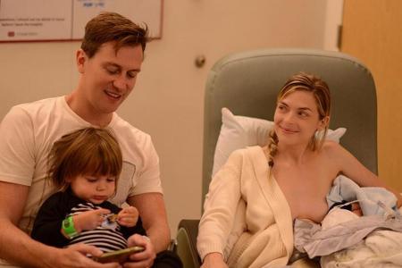 Das erste Familienfoto: Kyle Newman mit Söhnchen James Knight und Jaime King mit dem neuen Familienmitglied