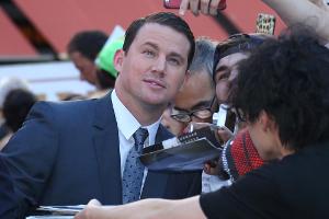 Channing Tatum umringt von Fans