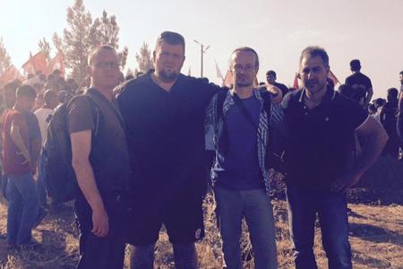 Monchi (2. v.l.) und andere Helfer bei einem Trauermarsch für die Opfer von Suruc