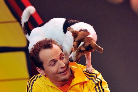 Yvo Antoni zeigt mit Hündin PrimaDonna seine Kunststücke