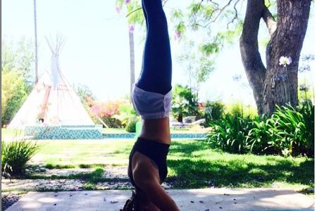 Ist das nicht Miley Cyrus? So züchtig gekleidet und ganz ohne herausgestreckte Zunge und Glitzer hat man sie doch glatt kaum...