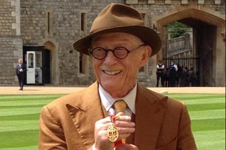 John Hurt präsentiert stolz seinen Orden