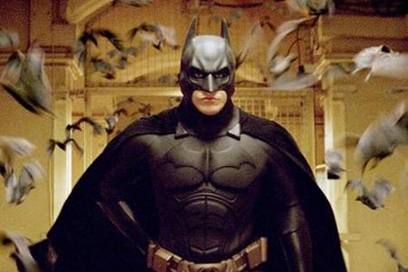 Als der Millionenerbe Bruce Wayne (Christian Bale) zufällig den Prototypen eines geheimnisvollen Kampfanzugs entdeckt, besch...