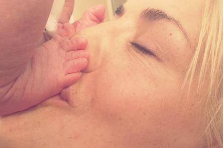 Sarah Connor küsst dem kleinen Brady die Füße