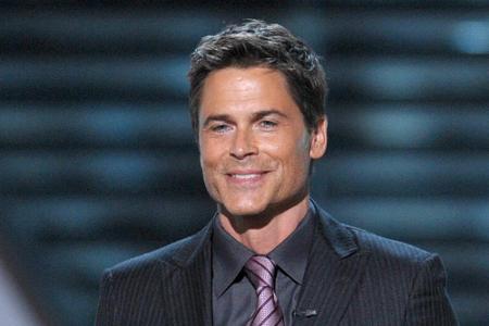 Rob Lowe macht auch mit 51 Jahren noch eine sehr gute Figur auf der Bühne