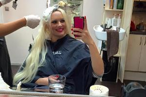 Daniela Katzenberger entspannt beim Friseur