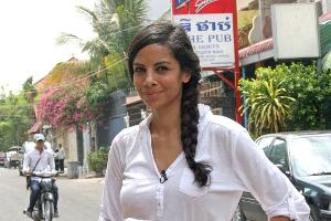 Collien Ulmen-Fernandes machte sich vor Ort ein Bild über die Zustände in Kambodschas Textilfabriken