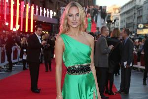 Kimberley Garner strahlt in ihrer grünen Robe