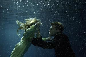 In "Engel unter Wasser" wird der Tod der kleinen Anna untersucht