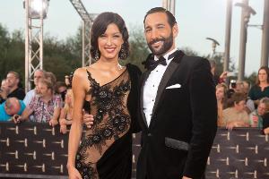 Rebecca mir kuschelt mit ihrem "neuen Baby"