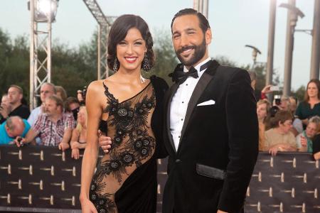 Rebecca mir kuschelt mit ihrem 