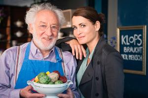 "Chuzpe - Klops braucht der Mensch!": Edek Rotwachs (Dieter Hallervorden) ist zur Freude seiner Tochter Ruth (Anja Kling) na...