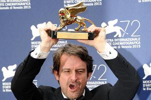 Die Freude über den Gewinn des Goldenen Löwen konnte Lorenzo Vigas nicht verbergen