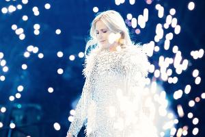 "Helene Fischer - Das Stadionkonzert": Helene Fischer hinter einem Feuerwerk auf der Bühne