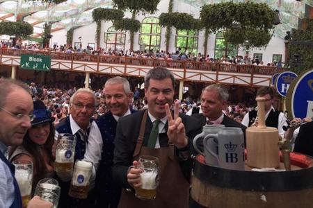 Markus Söder (Mitte) mit seinem ersten Bier auf dem Münchner Oktoberfest