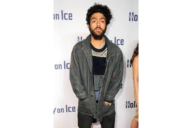 ...festlicher aus, als Noah Becker. Der wirkte, als hätte man ihn versehentlich vor die Kamera geschubst. Bleibt zu hoffen, ...