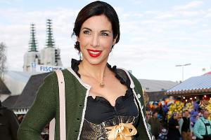 Moderatorin Alexandra Polzin trägt einen grünen Trachten-Janker über dem Dirndl