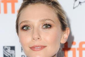 Mit der richtigen Technik kann jeder lange, definierte Wimpern, wie Schauspielerin Elizabeth Olsen, zaubern