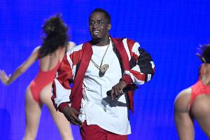 Reich an Geld - und leicht bekleideten Tänzerinnen. Diddy ist nicht nur bei den BET-Awards bester Laune
