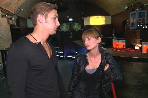 "Berlin - Tag & Nacht": Leon schöpft Hoffnung, als Lou und er im Matrix ihre alten Jobs zurückbekommen.