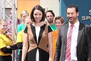 "Alles was zählt": Jenny und Richard begrüßen die Gäste und geben das Startsignal für den Steinkamp-Cup