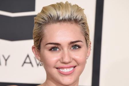 Auch diese junge Dame mag es mittlerweile kurz: Popstar Miley Cyrus (22) trägt einen hellblond gefärbten Pixie-Cut. Der Kurz...