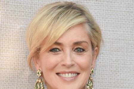 Sharon Stone (57) gefällt es offenbar natürlich besser: Die Schauspielerin trug ihr feines, blondes Haar auf einem Event in ...