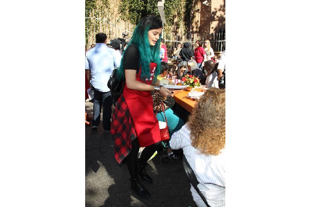 ...Truthahn-Braten, den der berühmte Teenager persönlich an die Tische brachte. Ganz schön...