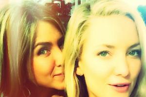 Kate Hudson (r.) und Jennifer Aniston am Set von "Mother's Day"