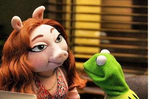 Schweinchen Denise hat Kermit dem Frosch den Kopf verdreht