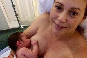 Alyssa Milano und ihre kleine Elizabella kurz nach deren Geburt vor einem Jahr