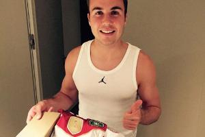 Mario Götze präsentiert sein Werk