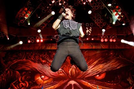 Auch in den Charts ganz oben: Iron-Maiden-Frontmann Bruce Dickinson