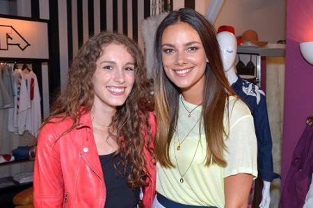 Barbara alias Barbieloveslipsticks (l.) und Janina Uhse am Set von GZSZ