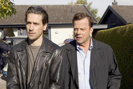 Kommissar Wallander (K. Henriksson) und sein Kollege Stefan Lindman (O. Rapace, li.) sind einem mutmaßlichen Mörder auf der ...
