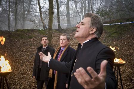 Inspector Barnaby - Die Untoten von Barton Woods: Prediger Cyrus LeVanu (r.) wirkt auf Inspector Barnaby (m.) verdächtig