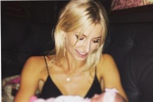 Lena Gercke mit Yvonne Schröders Baby in den Armen